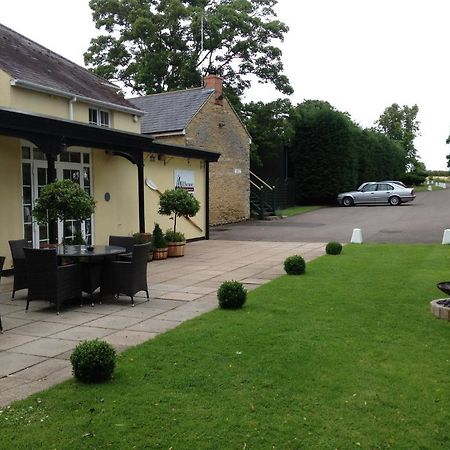 Millhouse Hotel And Riverside Restaurant Sharnbrook Екстериор снимка