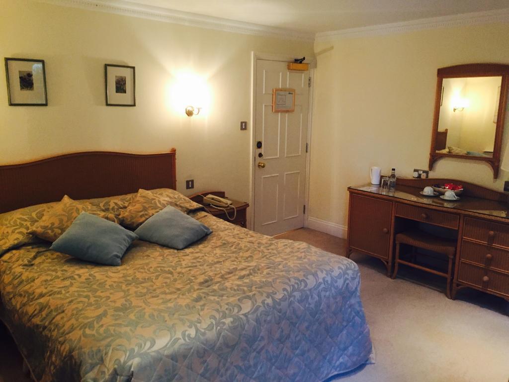 Millhouse Hotel And Riverside Restaurant Sharnbrook Екстериор снимка