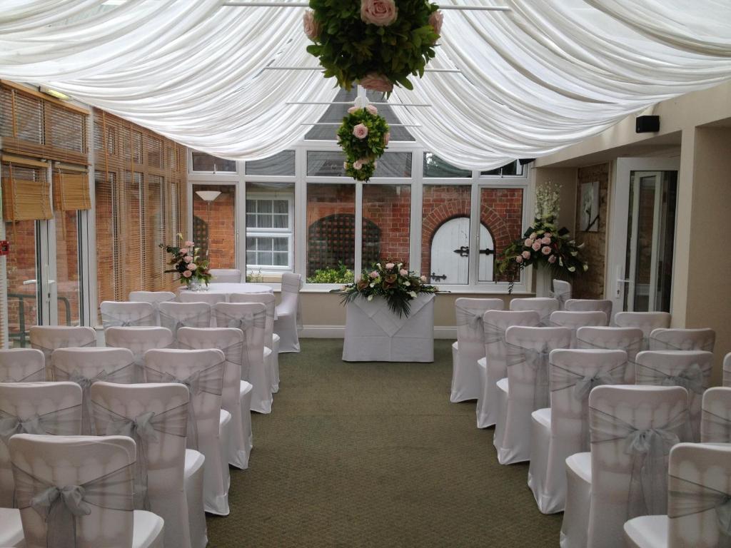 Millhouse Hotel And Riverside Restaurant Sharnbrook Екстериор снимка